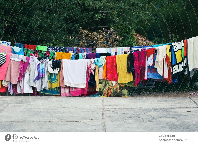 Viele bunte Handtücher auf der Wäscheleine Handtuch Leine hängen baden Spaß trocknen Wäsche waschen Waschtag Vielfalt Buntwäsche aufhängen