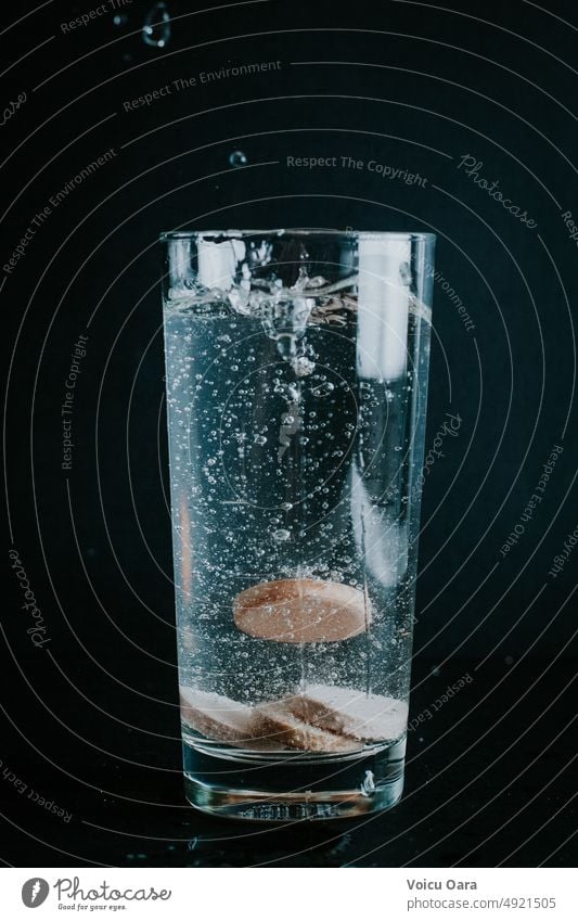 Brausetabletten in einem Glas Wasser mit Blasen spritzig Tablette Pillen abstrakt bläst Wasser Mineralwasser Detailaufnahme durchsichtig Medizin Wassertropfen