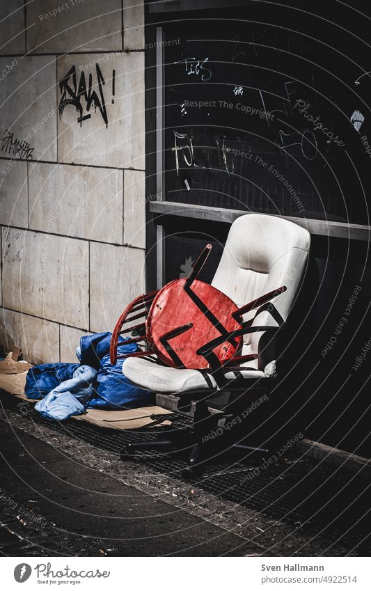 Stuhl sitzt auf Stuhl auf der Straße Sperrmüll Müll Schatten Sozialer Brennpunkt Ghetto Kunststoff Vergänglichkeit Außenaufnahme wegwerfen Recycling Müllabfuhr