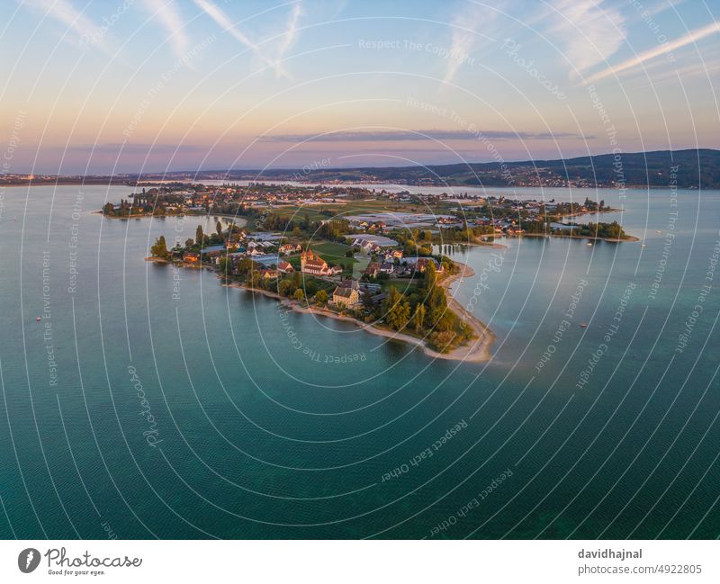 Luftaufnahme von der Insel Reichenau im Bodensee. Abenddämmerung Himmel Natur Halbinsel Antenne Konstanz Rhein Fluss Panorama panoramisch Dröhnen Deutschland