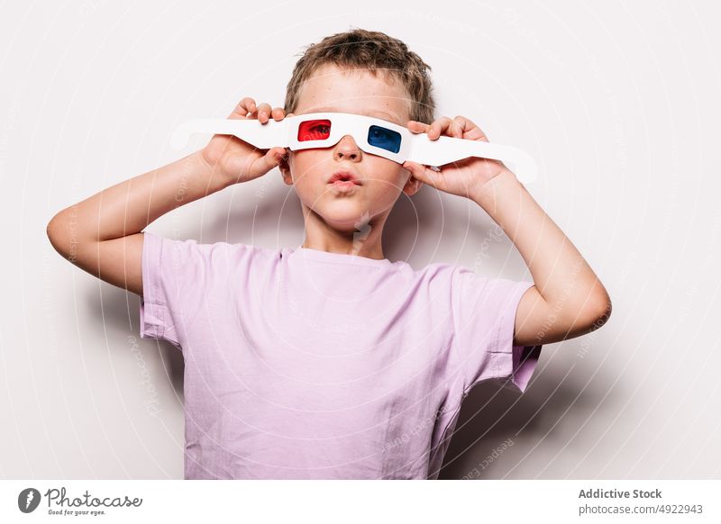 Junge mit bunter 3D-Brille 3d Kind unterhalten Sehvermögen Vergnügen Kindheit Hobby Karton lässig Atelier optisch bezaubernd Stil Vorschein süß dreidimensional