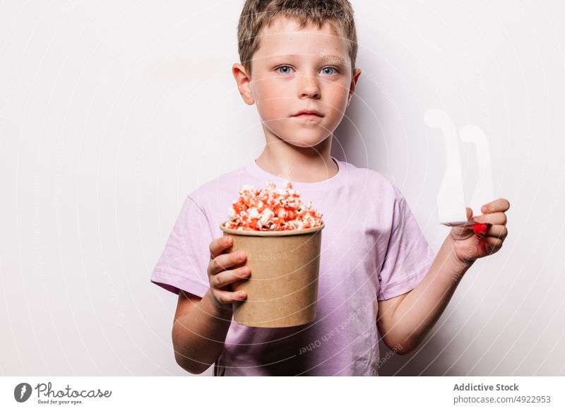 Junge mit 3D-Brille und Popcorn Kind 3d Popkorn unterhalten Vergnügen Film Karikatur Snack interessant Hobby Schock Sehvermögen Leckerbissen Vorstellungskraft