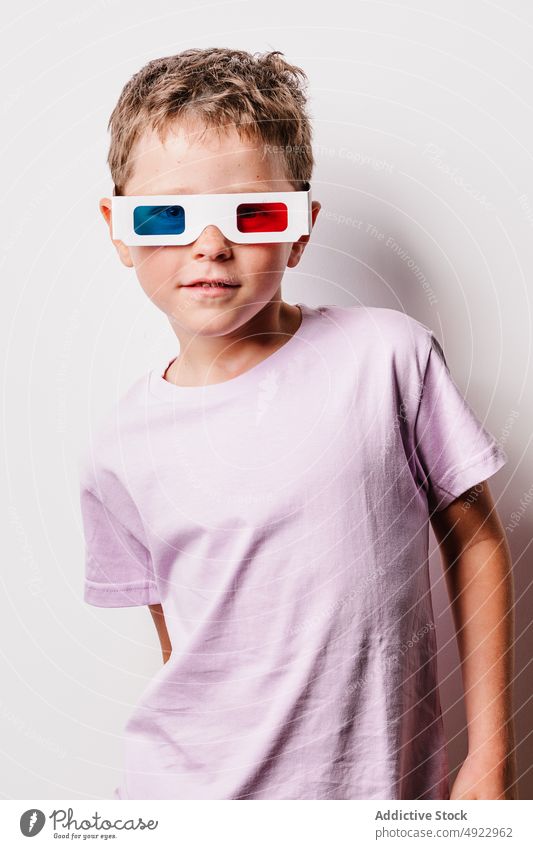 Lächelnder Junge mit bunter 3D-Brille 3d Kind unterhalten Sehvermögen Vergnügen Kindheit Freude Hobby Glück Karton lässig Atelier optisch bezaubernd Stil