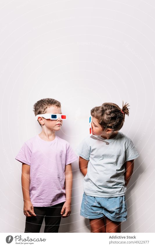 Ernste Kinder mit 3D-Brille 3d Geschwisterkind Sehvermögen ernst Kino Film Zusammensein Windstille Hobby Kindheit Papier Junge Mädchen lässig Atelier optisch