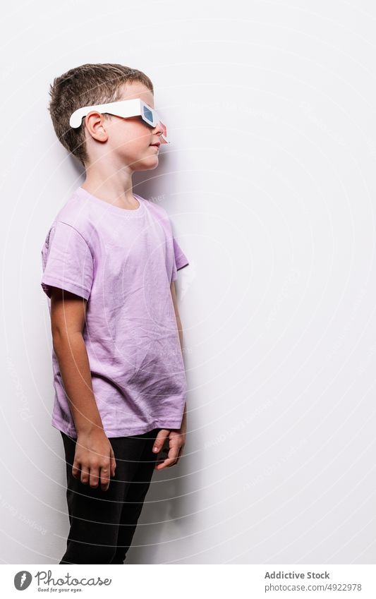 Junge mit 3D-Brille an der Wand stehend 3d Kind Sehvermögen unterhalten Hobby Vorstellungskraft Vergnügen Kindheit dreidimensional Phantasie Sinnestäuschung