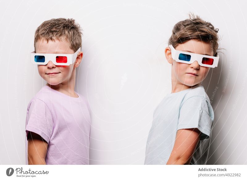 Glückliche Kinder mit 3D-Brille 3d Geschwisterkind Sehvermögen Kino Film Zusammensein Windstille Hobby Kindheit Papier Junge Mädchen lässig Atelier optisch