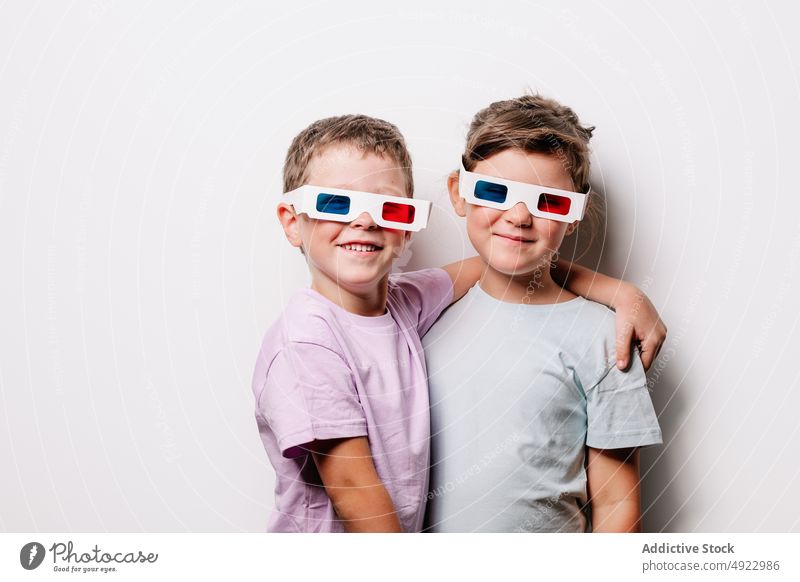 Inhalt Kinder mit 3D-Brillen umarmen sich im Studio Geschwisterkind 3d Umarmung Vergnügen unterhalten Bonden Spaß haben spielerisch sorgenfrei heiter Umarmen