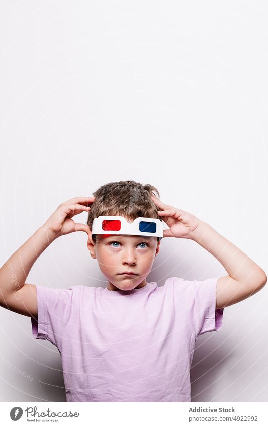 Junge mit bunter 3D-Brille 3d Kind unterhalten Sehvermögen Vergnügen Kindheit Hobby Karton lässig Atelier optisch bezaubernd Stil Vorschein süß dreidimensional