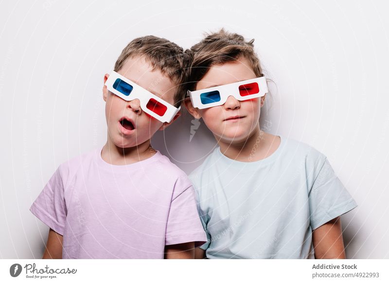 Ernste Kinder mit 3D-Brille 3d schlafen müde Geschwisterkind Sehvermögen so tun, als ob Kino Film Zusammensein Windstille Augen geschlossen Hobby Kindheit