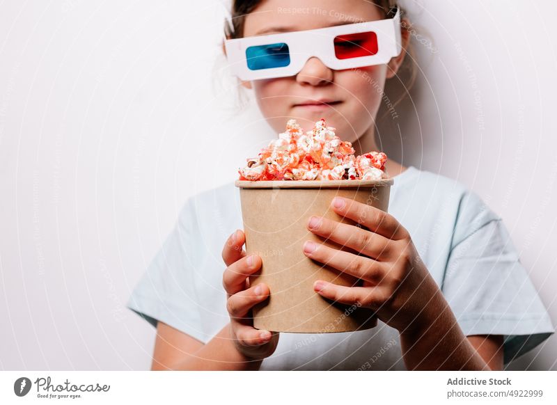 Mädchen mit 3D-Brille isst Popcorn Kind 3d Popkorn essen Vergnügen Snack Film Eimer genießen lecker Schachtel Leckerbissen Frau Hobby Kino Lebensmittel