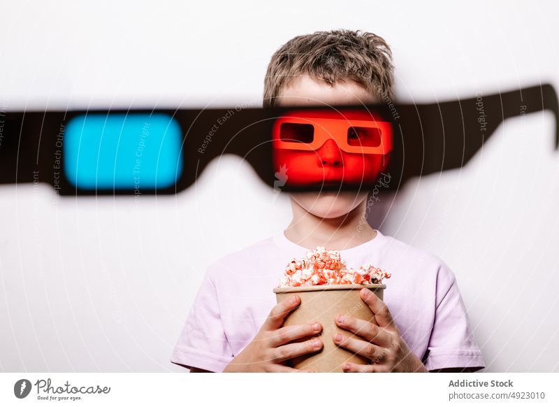 Durch die 3D-Brille des Jungen mit Popcorn 3d Linse Kind Vergnügen Popkorn Snack farbenfroh Leckerbissen appetitlich Hobby lecker Kino Lebensmittel unterhalten