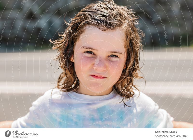 Nettes Mädchen mit nassen Haaren auf der Straße nasses Haar Kind Sommer Vorschein Kindheit Stil Porträt getaria zarautz Spanien Fahrbahn lässig T-Shirt