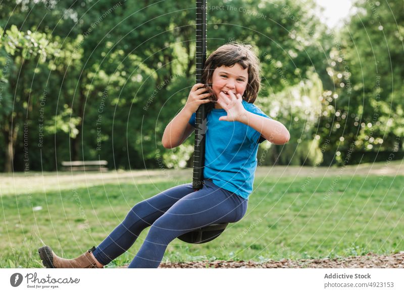 Kleines Mädchen hat Spaß auf der Schaukel pendeln Seil Park Spaß haben spielen Wochenende Sommer ruhen Lächeln hängen Kind heiter lässig Saison