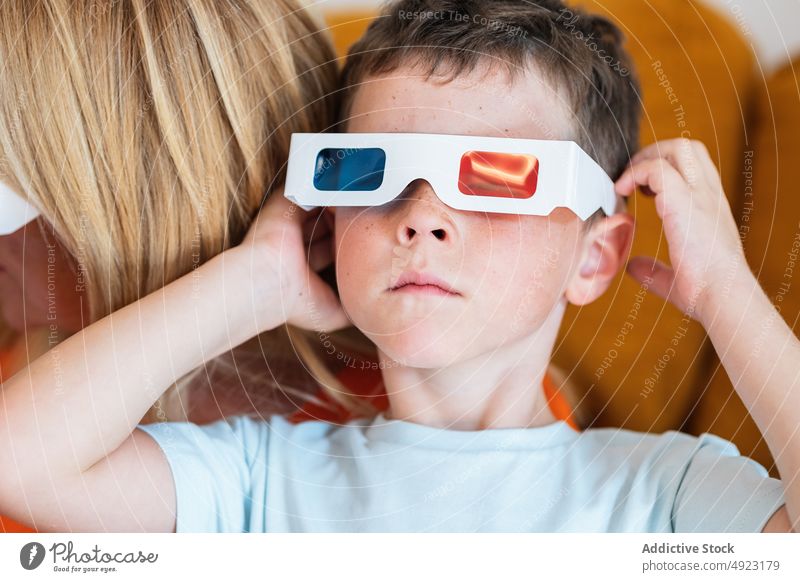 Junge setzt zu Hause eine 3D-Brille auf 3d angezogen Film Kind heimwärts Showtime männlich unterhalten Fernsehen realistisch Wohnzimmer dreidimensional Freizeit