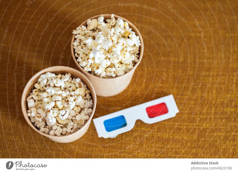 3D-Brille mit Popcorn auf der Couch 3d Popkorn Sofa Snack Showtime Liege Film Wohnzimmer unterhalten Lebensmittel ungesund lecker geschmackvoll Eimer Fastfood