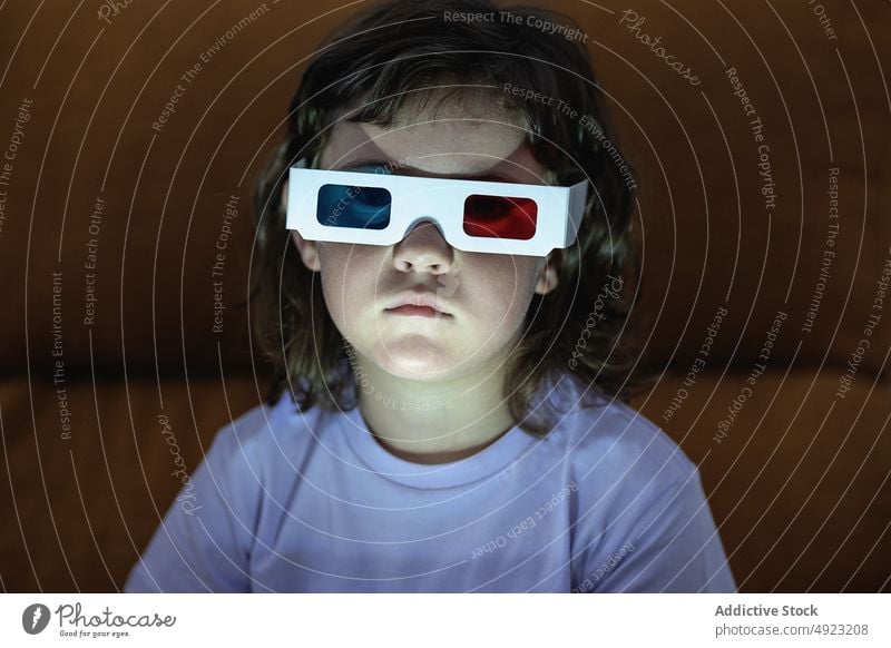 Mädchen schaut Film mit 3D-Brille in der Dunkelheit Kind 3d zuschauen dunkel Showtime Nacht Abend Fernsehen realistisch dreidimensional Wohnzimmer zu Hause spät