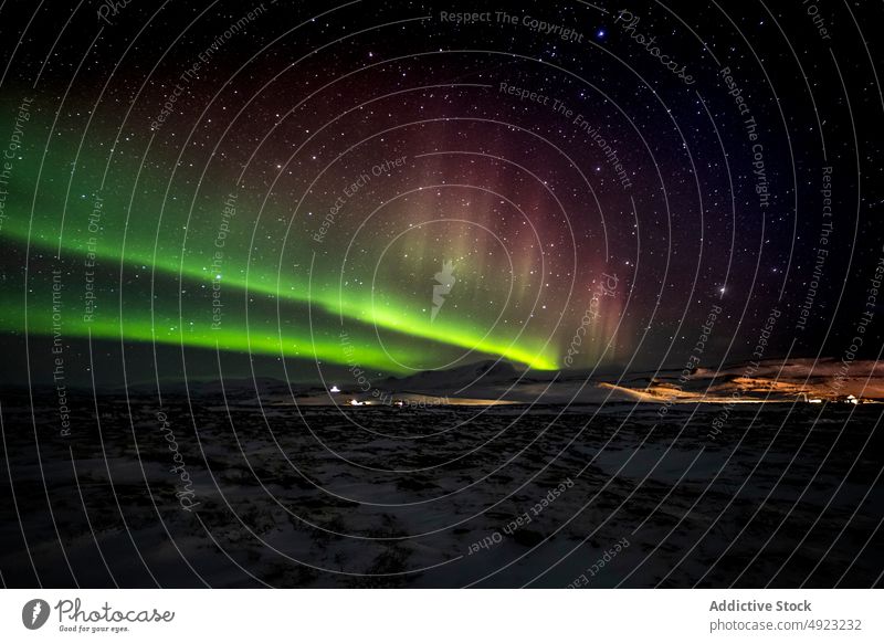 Szenische Nordlichter bei Nacht in bergigem Terrain nördlich Licht Aurora Berge u. Gebirge Winter Himmel sternenklar polar Island Gelände Schnee majestätisch