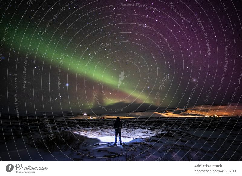 Reisende bewundern Polarlichter am Nachthimmel nördlich Licht Nordlicht Gelände Reisender Schnee Island sternenklar Himmel grün glühen kalt polar Natur Aurora