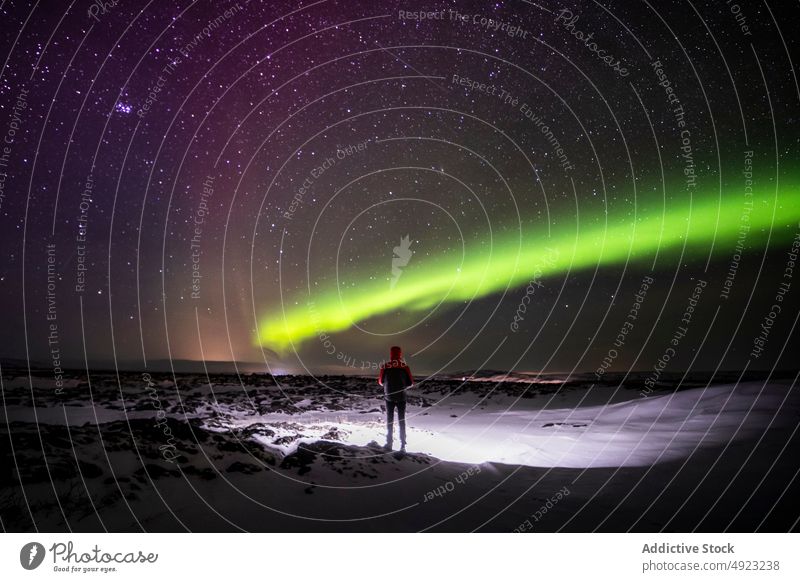 Reisende bewundern Polarlichter am Nachthimmel nördlich Licht Nordlicht Gelände Reisender Schnee Island sternenklar Himmel grün glühen kalt polar Natur Aurora
