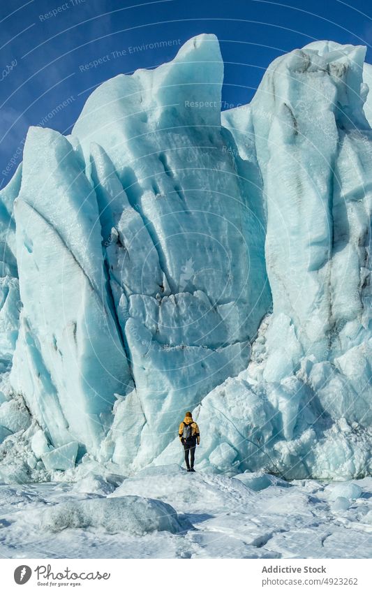 Reisende bewundern die spektakuläre Szenerie der gefrorenen Meeresküste Meeresufer Winter Person Eis Wanderung Reisender Wanderer Landschaft MEER Strand kalt