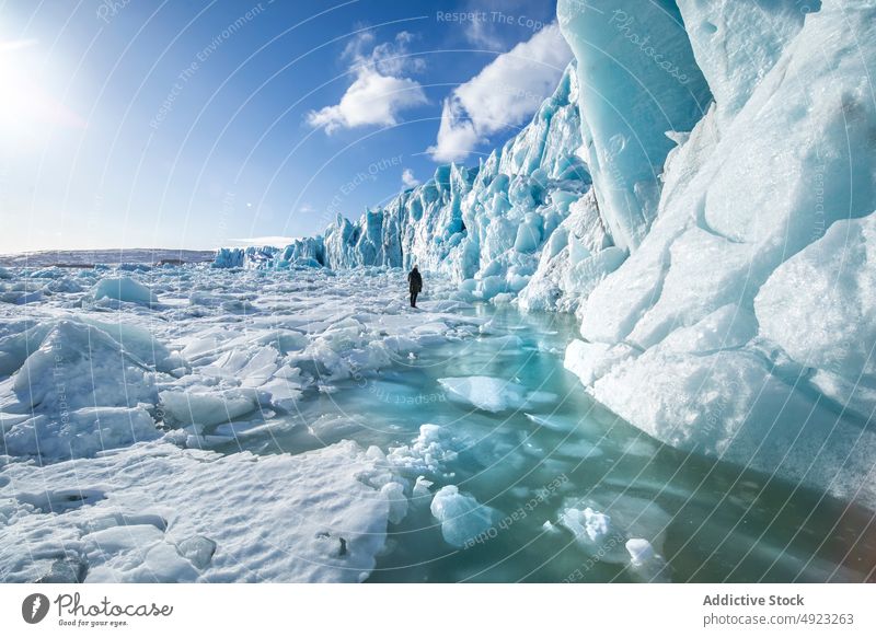 Reisende bewundern die spektakuläre Szenerie der gefrorenen Meeresküste Meeresufer Winter Person Eis Wanderung Reisender Wanderer Landschaft MEER Strand kalt