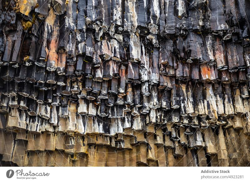 Basaltformation mit natürlichen Säulen in Island Klippe Natur Geologie Formation Textur felsig abstrakt Hintergrund Oberfläche rau massiv Mineral solide Spalte
