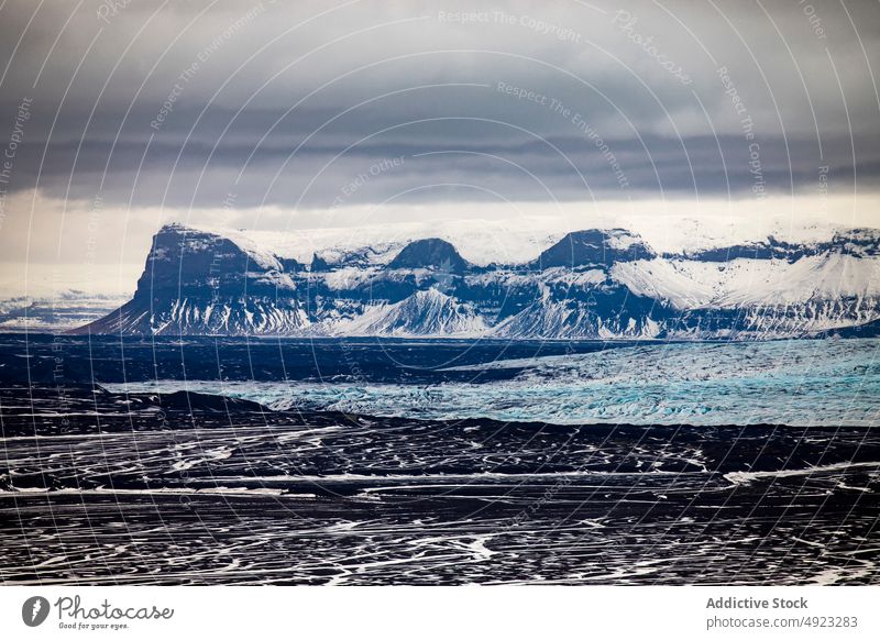 Anhäufung von Gletschern auf einem See in gebirgigem Terrain Eisberg arktische kalt Landschaft Natur Hochland Klippe Norden rau felsig Umwelt Berge u. Gebirge