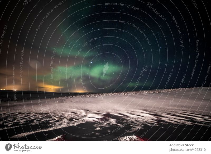 Szenische Nordlichter bei Nacht in bergigem Terrain nördlich Licht Aurora Berge u. Gebirge Winter Himmel sternenklar polar Island Gelände Schnee majestätisch