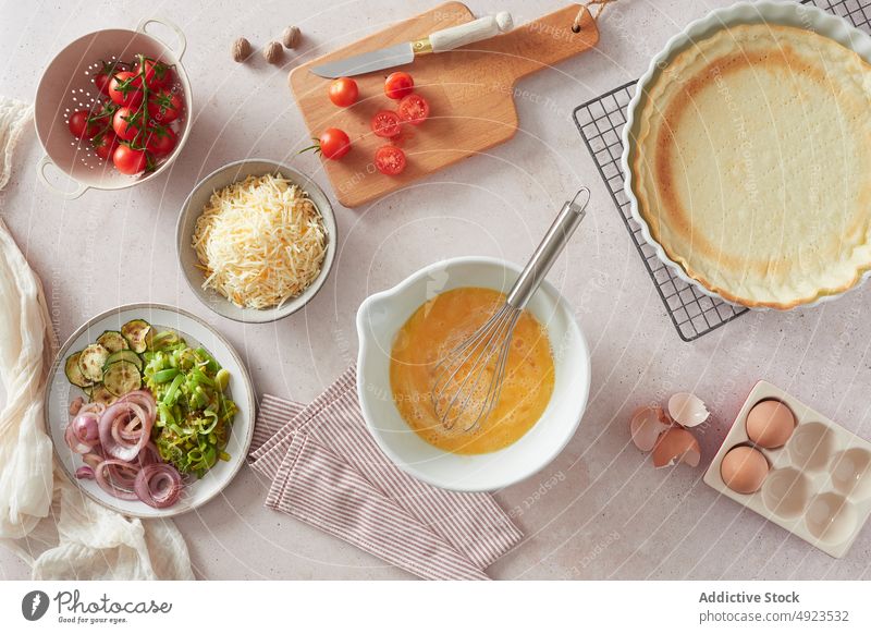 Quiche-Zutaten und Gehäuse auf dem Tisch Bestandteil Kruste Küche Rezept Koch frisch Zusammensetzung sortiert kulinarisch heimwärts Lebensmittel Ei