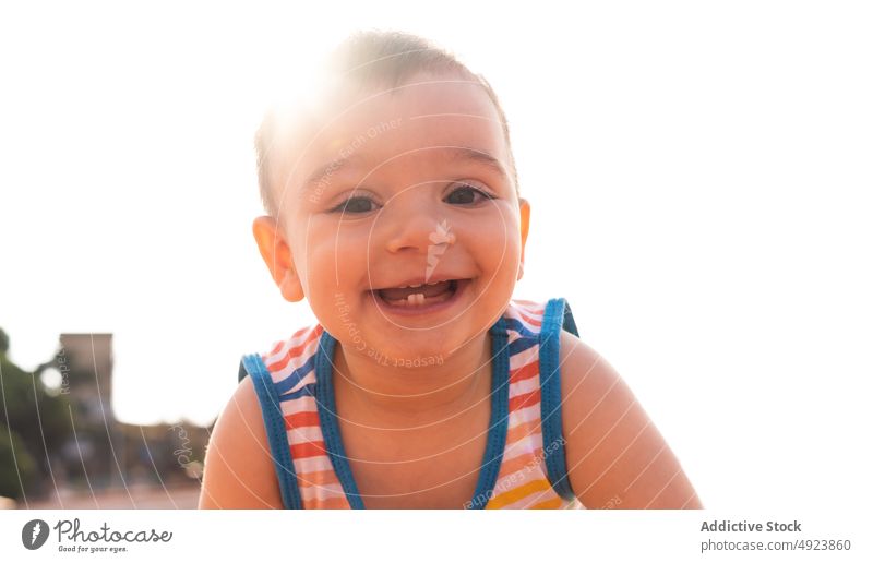 Hintergrundbeleuchtetes Porträt eines Babys Sohn Mutter wolkig Sommer Wochenende niedlich Kleinkind tagsüber lässig Tanktop Streifen Angebot Saison Kind