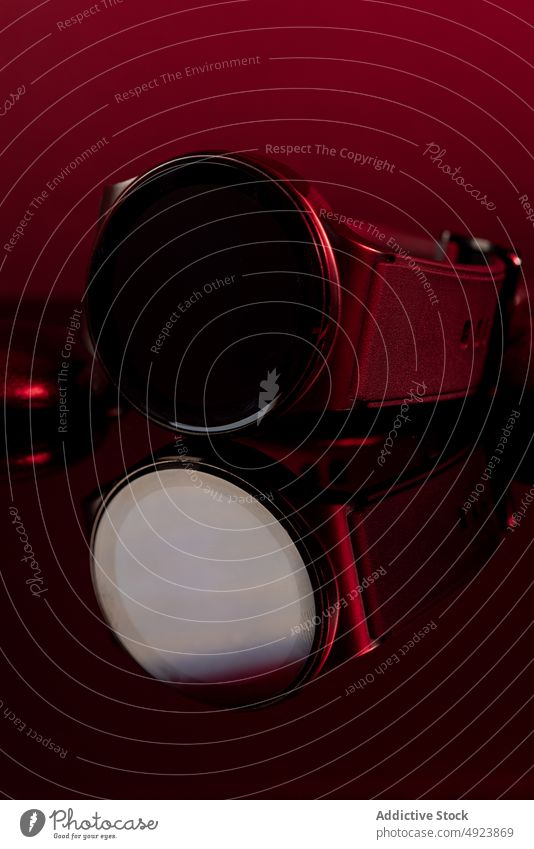 Smartwatch mit schwarzem Bildschirm intelligente Uhr schwarzer Bildschirm Gerät Armband dunkel leuchten modern Design digital neu Zeitgenosse Oberfläche Stil
