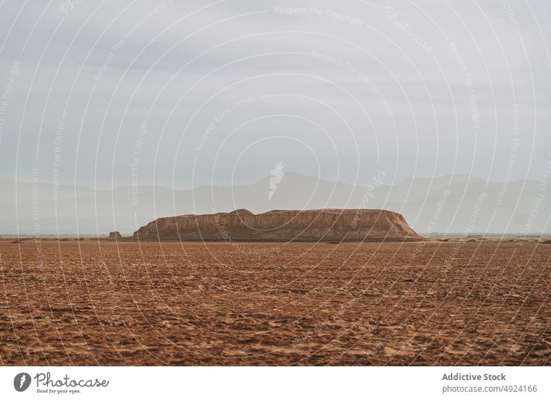 Sandsteinfelsen in der malerischen Wüste bei Tageslicht wüst Formation Natur Landschaft Tal Klippe felsig Gelände Geologie wild wolkig Himmel Tourismus Lutwüste