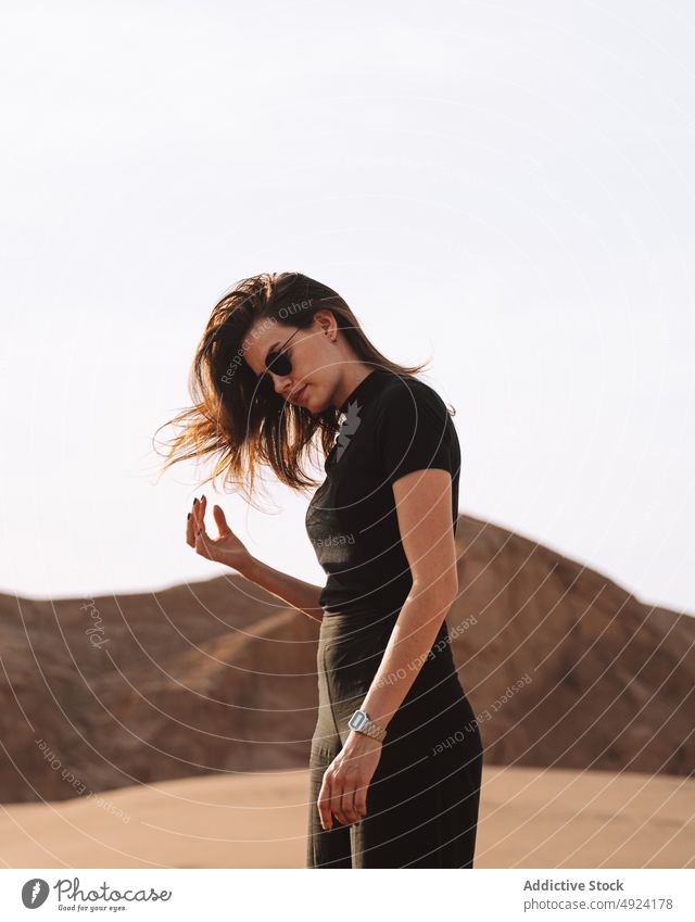 Frau steht in der Nähe einer Klippe in der Wüste wüst Natur Ausflug reisen Abenteuer Reise Zeitvertreib Felsen Sonnenbrille Schatten Tourist feminin Stein
