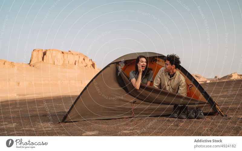 Glückliches Paar im Zelt in der Wüste Campingplatz ruhen wüst Natur Ausflug Abenteuer Felsen Bonden Partnerschaft positiv Liebe genießen Lächeln Zusammensein