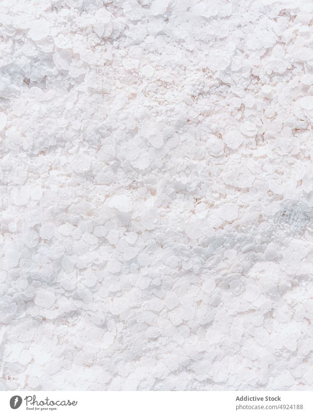 Salzflocken auf weißer Oberfläche Mineral rau natürlich Kristalle Schuppen Textur Hintergrund Geologie abstrakt Material uneben Bruchstück trocknen