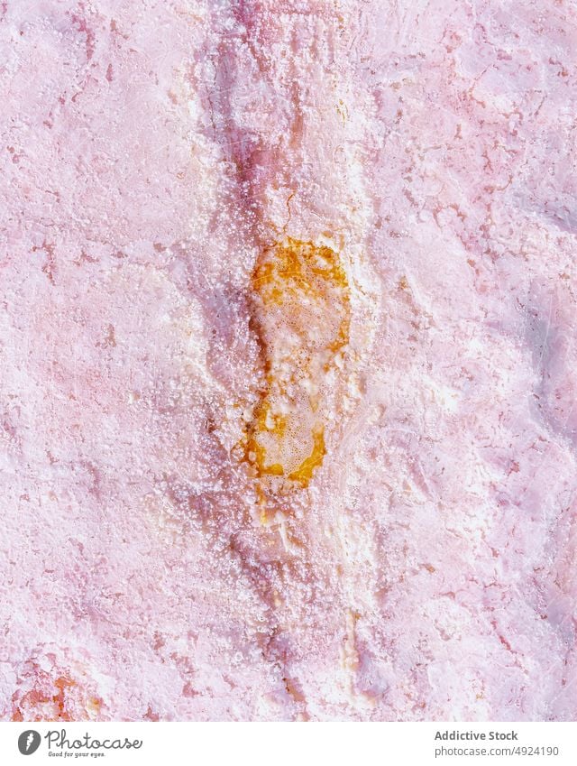 Rosa Marmor mit goldenen Einschlüssen Murmel Einschluss Oberfläche rau natürlich Mineral rosa Textur Hintergrund Wand Material Detailaufnahme Felsen abstrakt
