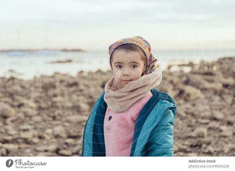 Mädchen in Oberbekleidung am Meer MEER Ufer Sonnenuntergang Wochenende Saison wenig Kind Abend Vorschulkind Strand Kopftuch bezaubernd niedlich hispanisch