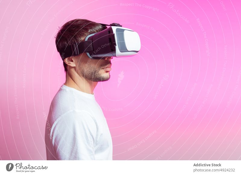 Mann mit VR-Brille Virtuelle Realität Cyberspace futuristisch Hochtechnologie feiern Spieler modern virtuell eintauchen Erfahrung unterhalten simulieren