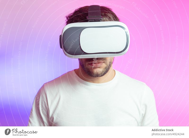 Mann mit VR-Brille Virtuelle Realität Cyberspace futuristisch Hochtechnologie feiern Spieler modern virtuell eintauchen Erfahrung unterhalten simulieren