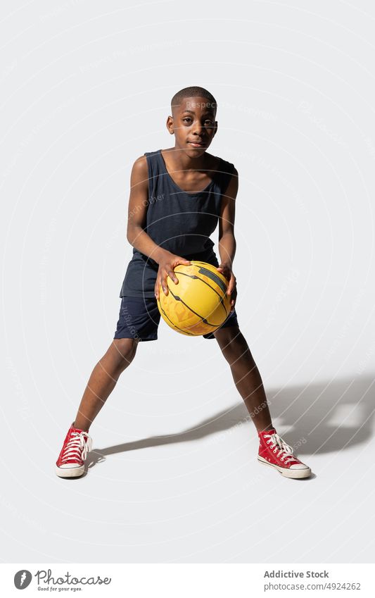 Schwarzer Basketballspieler mit Ball Sportler Spieler Gleichgewicht Training Herausforderung männlich Afroamerikaner ethnisch schwarz jung Aktivität stark