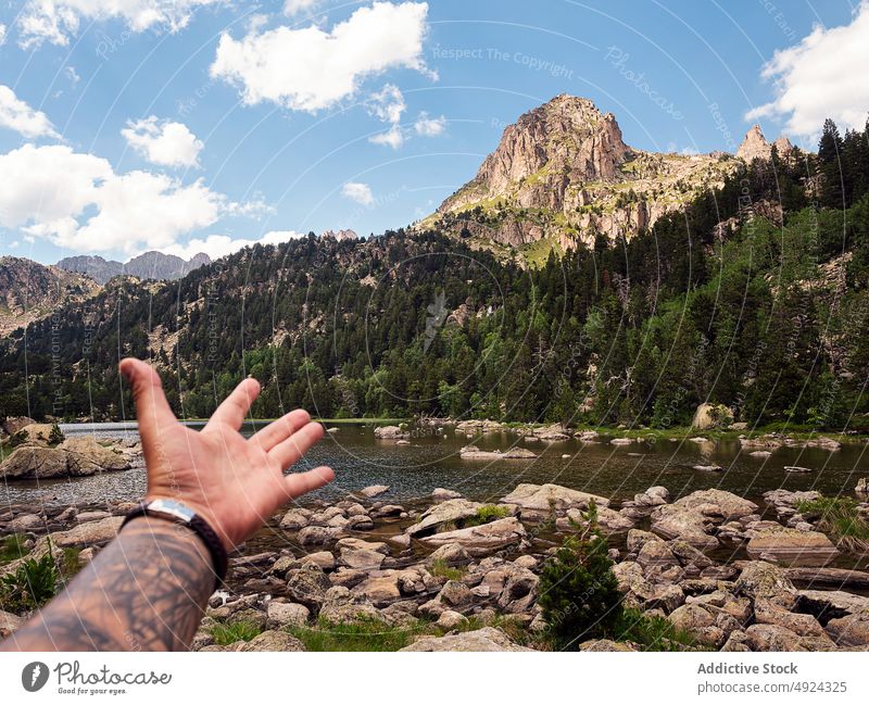 Unbekannter Reisender zeigt malerischen Bergsee gegen Himmel in Spanien zeigen See Berge u. Gebirge Hochland Landschaft Wochenende Sauberkeit atemberaubend