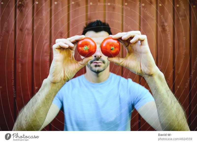 Tomaten auf den Augen Sprichwort Mann übermüdet Redewendung rot lustig Redensart