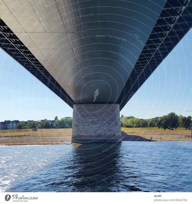 Rheinbrücke bei Niedrigwasser parallel Düsseldorf Sommer Bootsfahrt Trockenheit Sonnenschein Brückenpfeiler Rheinufer Ferienstimmung Dürre unter der Brücke