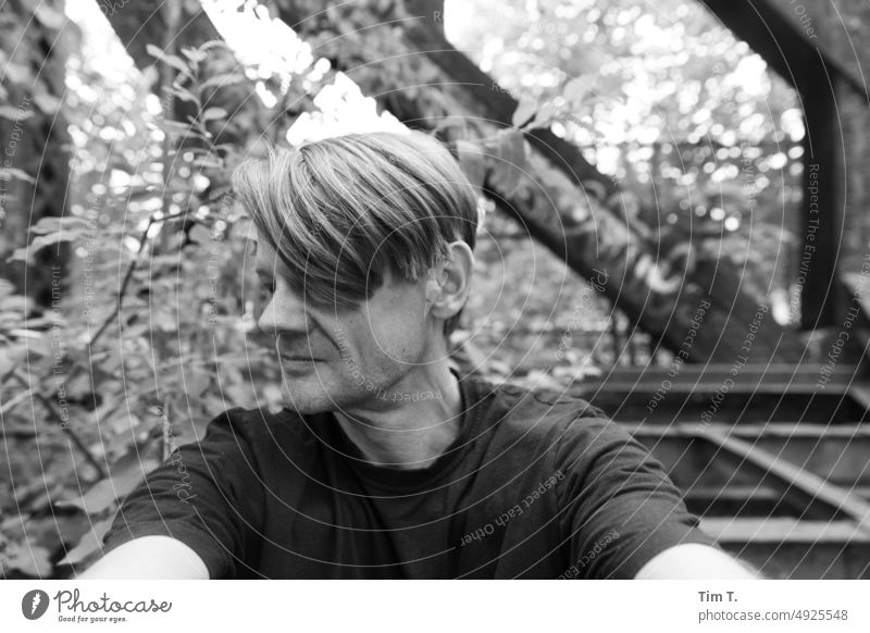 Selbstbild / Mann mit Scheitel auf einer Brücke selfie bnw s/w Tag Schwarzweißfoto Außenaufnahme Menschenleer Hauptstadt Berlin Stadt Stadtzentrum Architektur