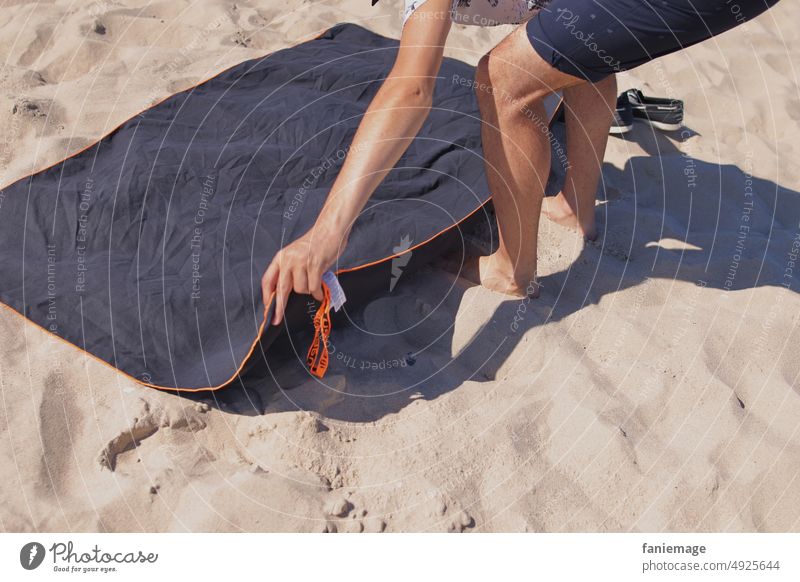 perfekter Platz Strandtuch Freund Bräune Sand Handtuch Decke ausbreiten strandbad Strandleben Sommerurlaub Sommerferien Meer Küste relaxen vorbereiten gemütlich
