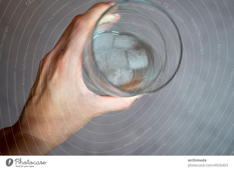 Die Hand hält ein frisches Glas Wasser Alkohol abschließen Cocktail kalt Textfreiraum Detailaufnahme trinken Frische Eis eisbedeckt vorliegend Stillleben Frau