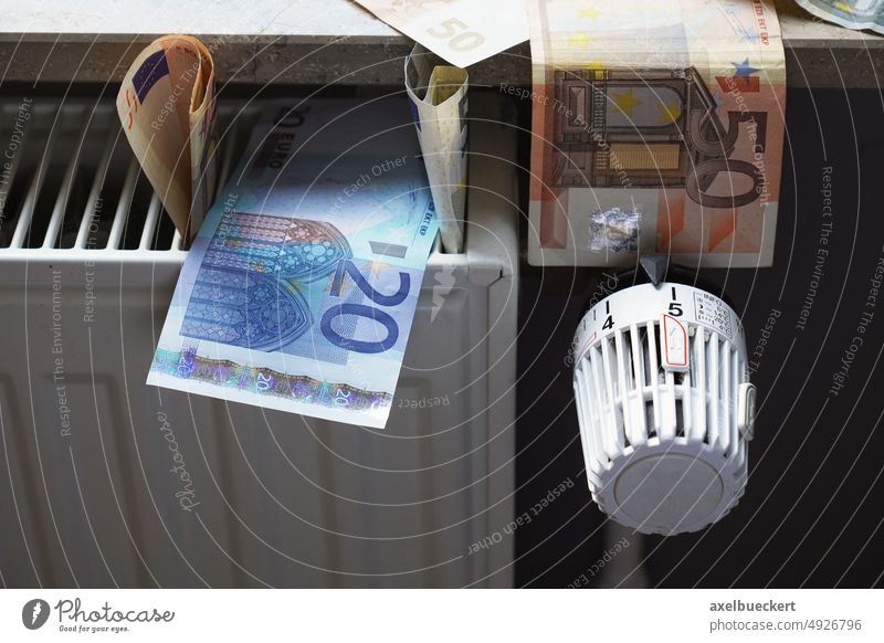 Euroscheine auf dem Heizkörper als Konzept für steigende Heizkosten und Gaspreise gasumlage Heizung Thermostat Rechnung Kosten Preis teuer Energie Banknote Geld