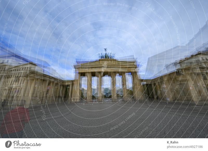 Brandenburger Tor in Berlin mehrfachbelichtet Hauptstadt sehenswürdigkeit attraktion reise reisen tourismus spree orientierungspunkt backstein ddr architektur