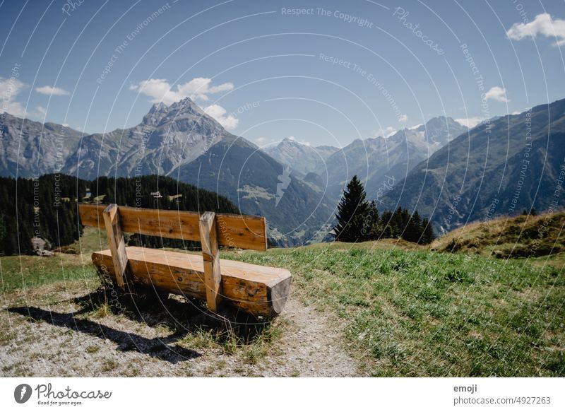 Sitzbank mit Aussicht auf die Berge in Uri, Schweiz aussicht wolken panorama hügel wetter tourismus schweiz zentralschweiz wölkchen Berge u. Gebirge