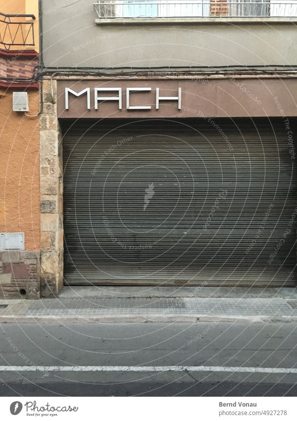Aufforderung zum Handeln an einer Ladenfassade Fassade machen handeln Schriftzeichen Wand Motivation braun orange grau Menschenleer Ladengeschäft geschlossen